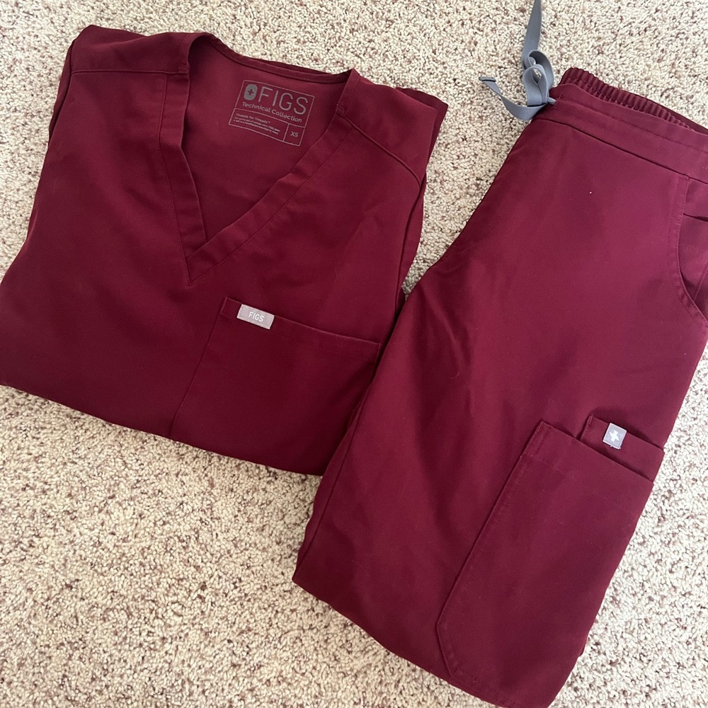 Figs Scrubs in Burgundy (TOP: XS + PANTS: XS)